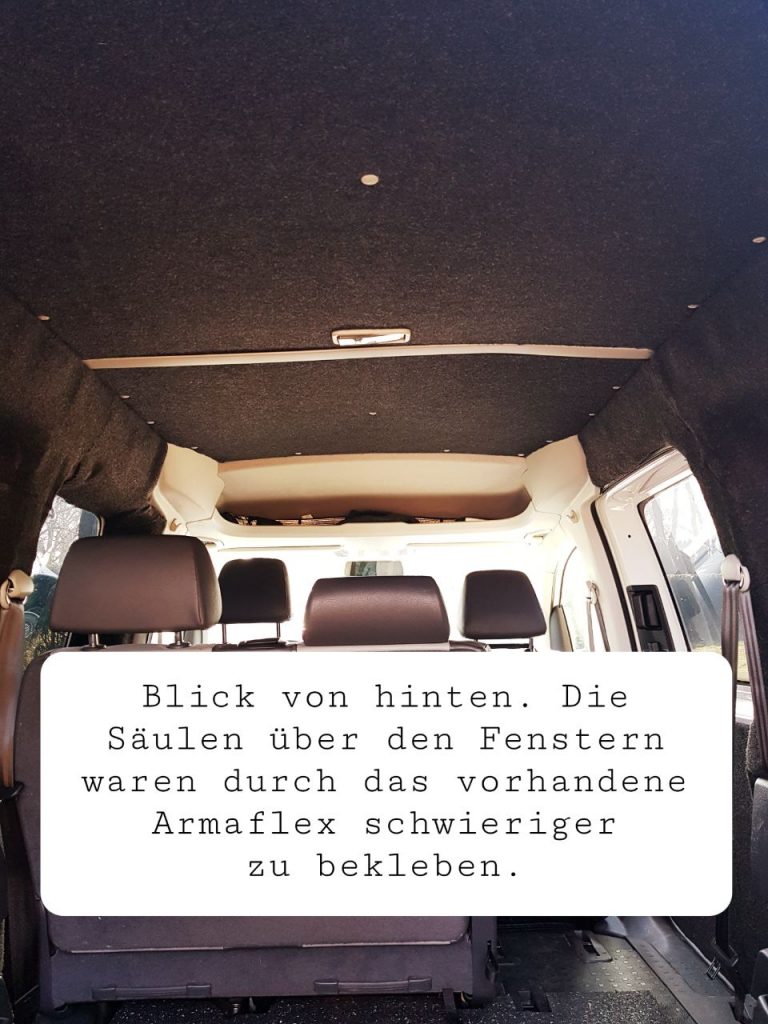 Blick von innen in Richtung Cockpit. Alles ist von mit Filz beklebt