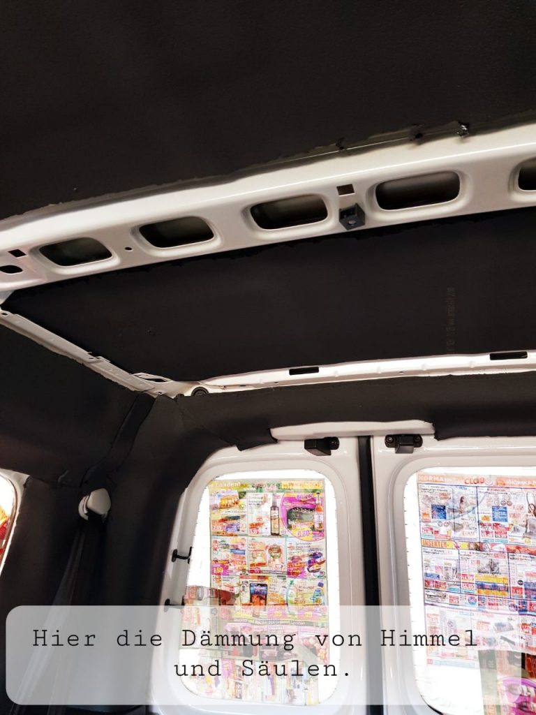 Der hintere Innenraum unseres Caddys. Mit Sicht auf die mit Zeitung verklebten Flügeltüren. Den Innenraum kleidet bereits schwarzes Armaflex.