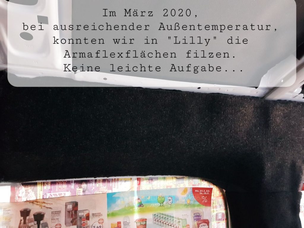 Blick auf eine Säule das Fenster ist mit Zeitung verklebt"