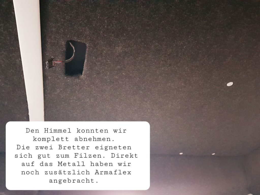 Blick auf den Himmel. Da wo die Lampe ist, ist nur ein Loch aus dem ein Kabel guckt.