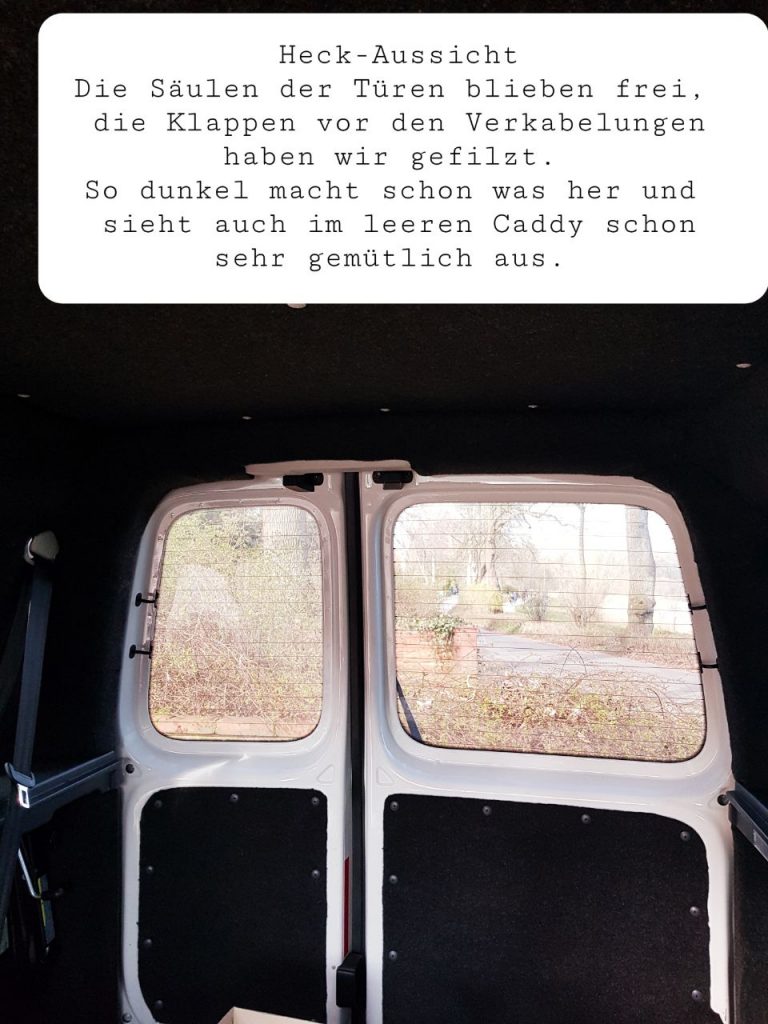 Das Resultat hinten innen. Die Flügeltüren sind bis auf die Säulen mit Filz verkleidet.